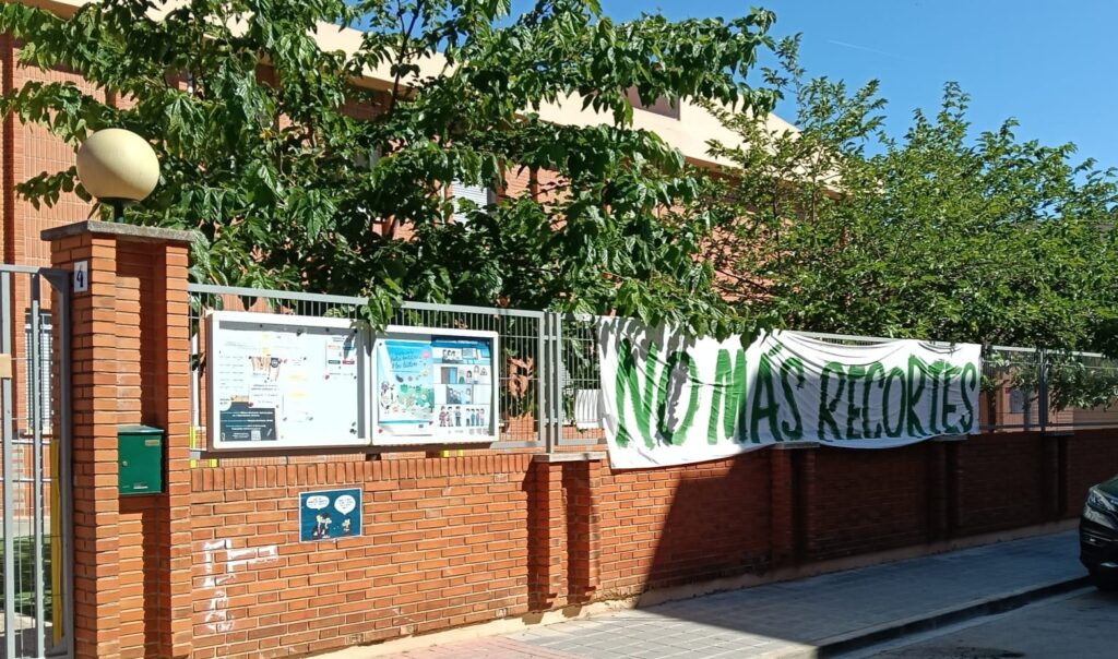 Mensaje reivindicativo en un centro educativo de Meliana durante las protestas por la educación pública valenciana.