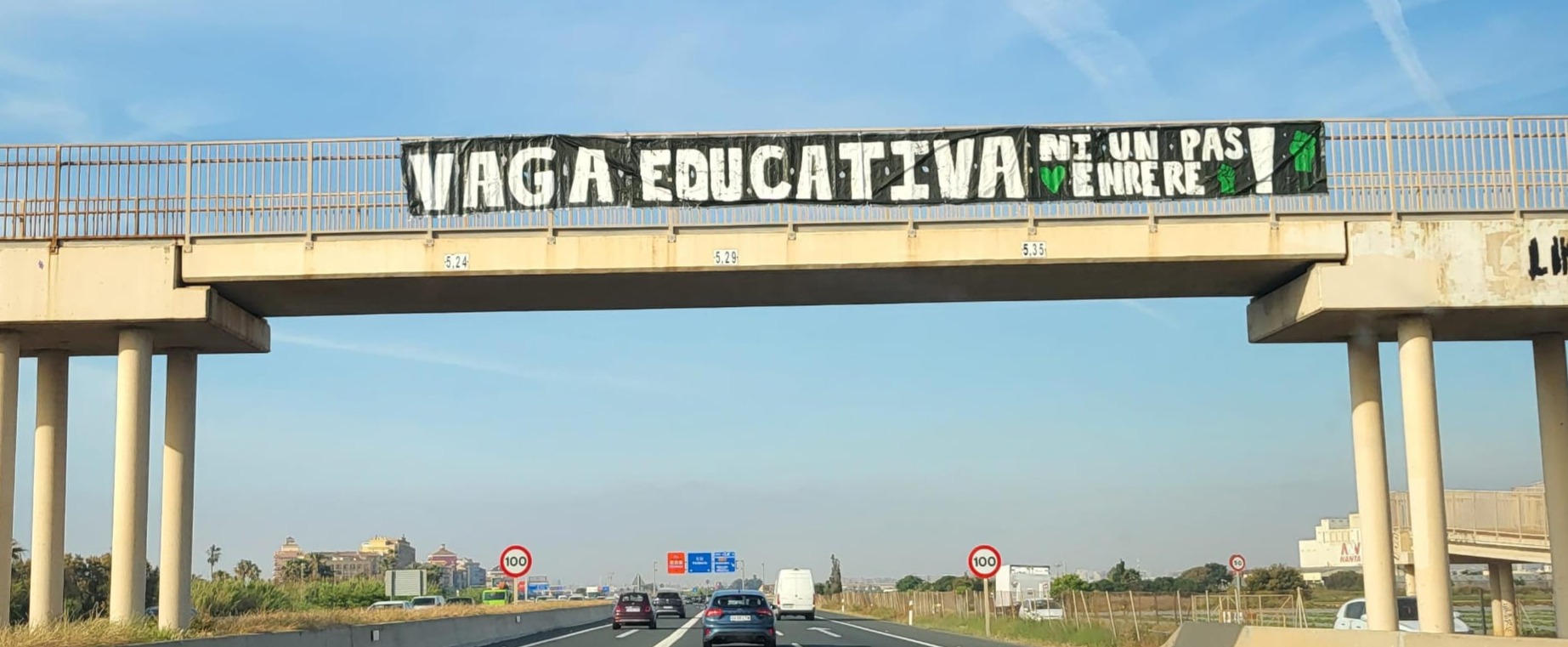 Pancarta de huelga educativa en un puente de acceso a Meliana durante las movilizaciones en defensa de la educación pública valenciana.