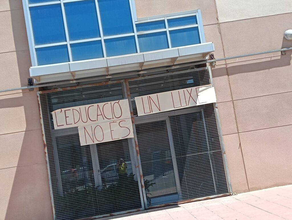 Cartel "L'educació no és un luxe" en el IES de Meliana durante las movilizaciones en defensa de la educación pública.